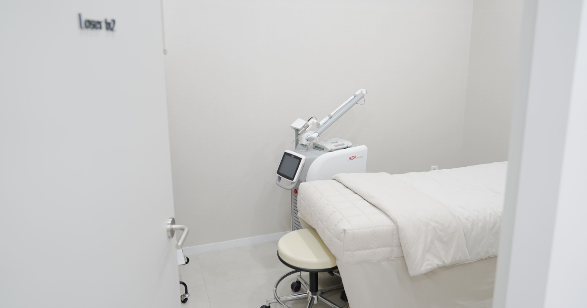 Laser treatment room for acne scar consultation in Seoul