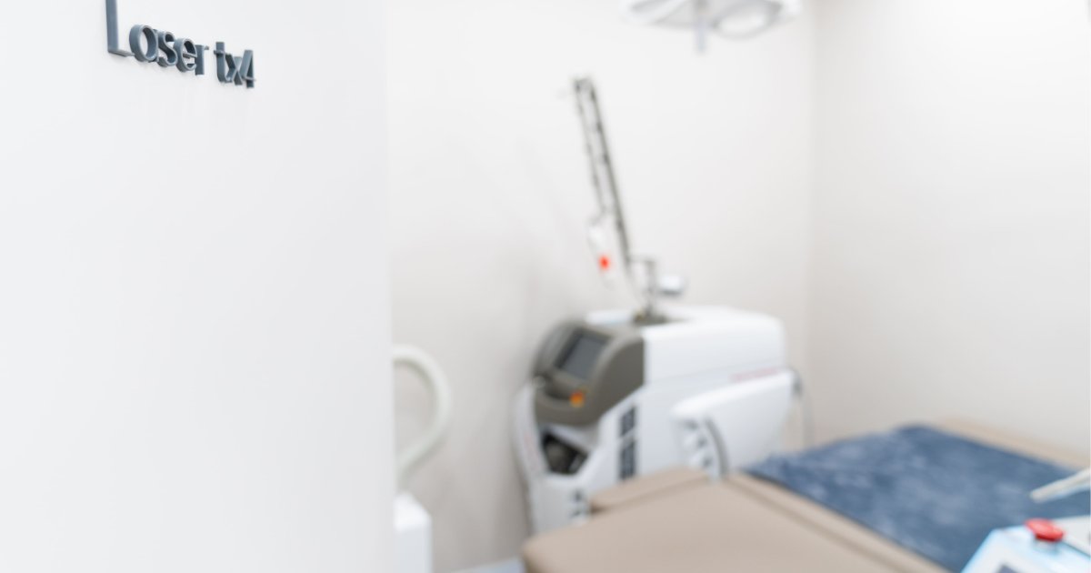 Private treatment room for acne treatment at Dr. E-Laser Dermatology, Apgujeong Rodeo, Seoul