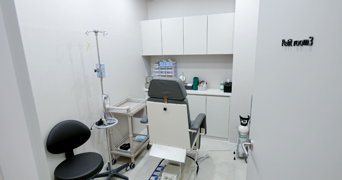 Private treatment room for dermal filler at Dr. E-Laser Dermatology, Apgujeong Rodeo, Seoul