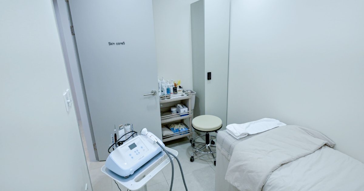 Private treatment room for ONDA Coolwaves at Dr. E-Laser Dermatology, Apgujeong Rodeo, Seoul