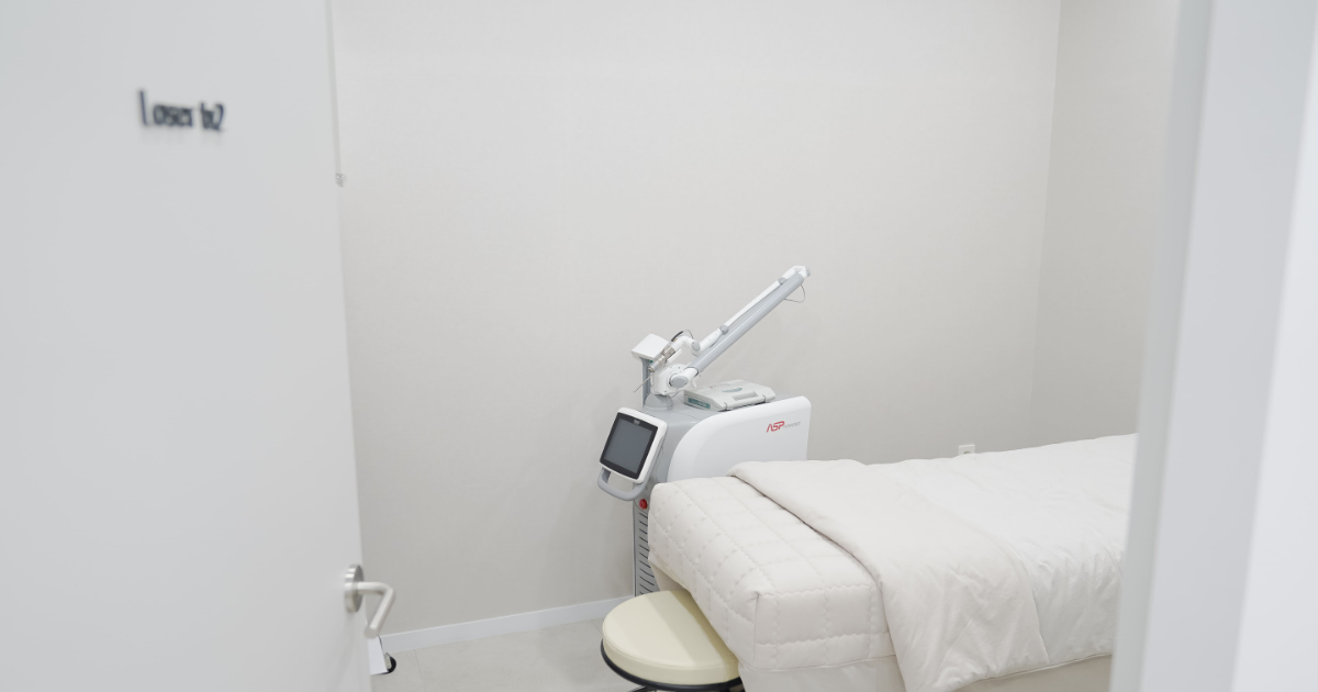 Private laser treatment room for darker skin tones at Dr. E-Laser Dermatology, Apgujeong Rodeo, Seoul