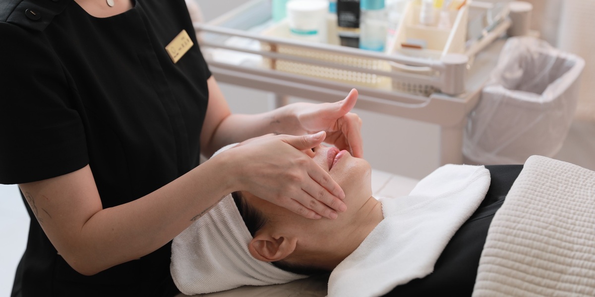 Calming care being applied in a treatment room at the Seoul clinic