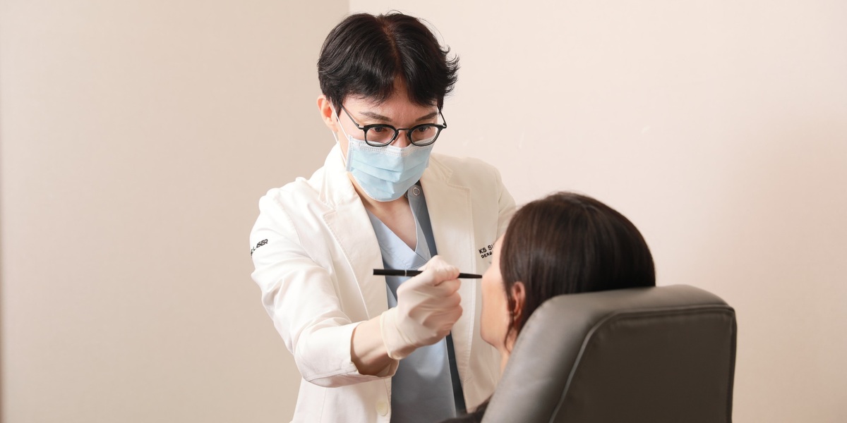 Doctor marking injection points on a patient face during a consultation in Seoul