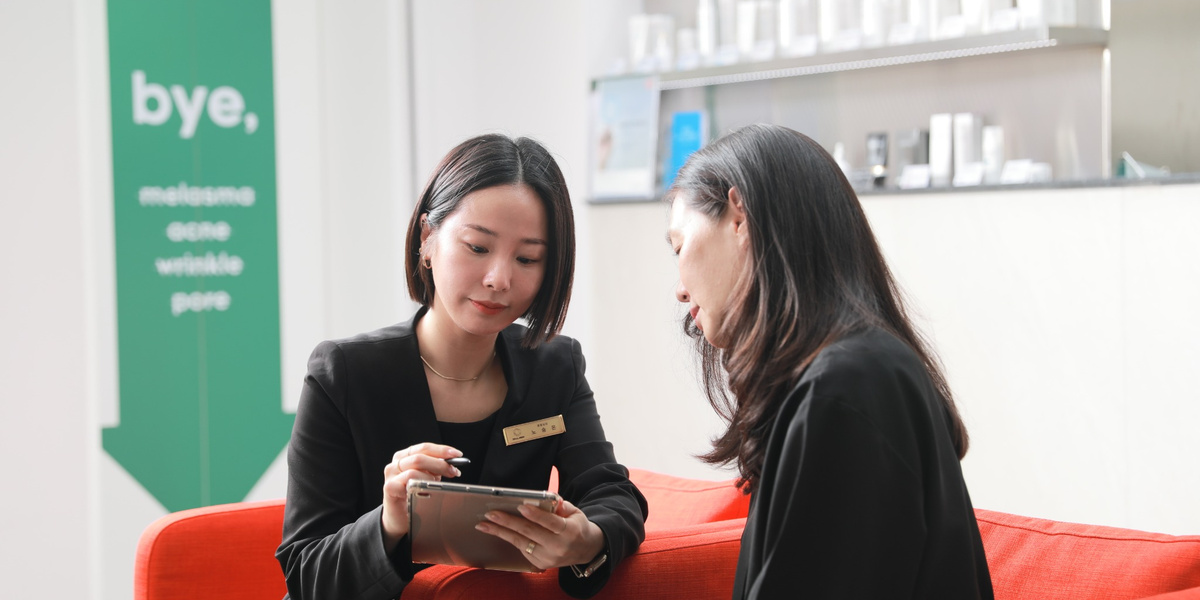 Coordinator planning a treatment schedule with a patient at the Seoul clinic