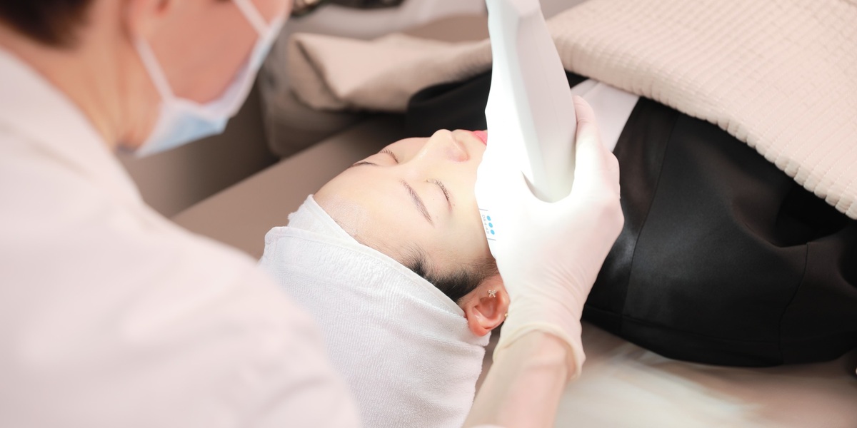 Radiofrequency handpiece being applied along the temple during a treatment session in Seoul