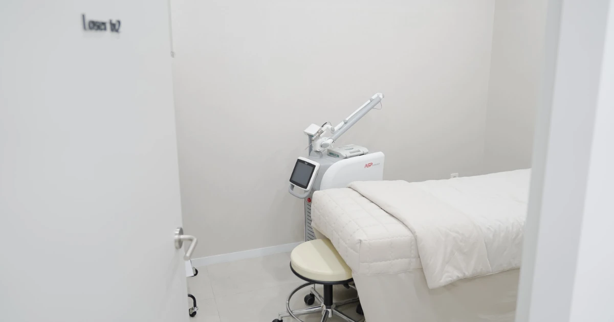 Laser treatment room for acne scar consultation in Seoul