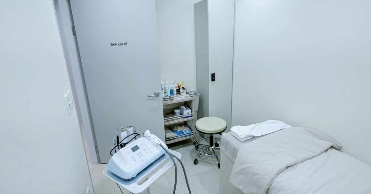 Private treatment room for double chin and jawline treatment at Dr. E-Laser Dermatology, Cheongdam, Seoul