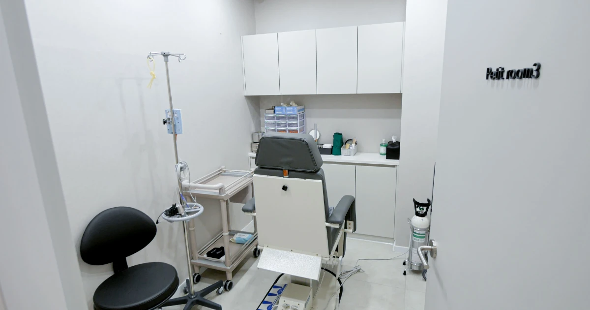Private treatment room for glass skin and brightening care at Dr. E-Laser Dermatology, Cheongdam, Seoul