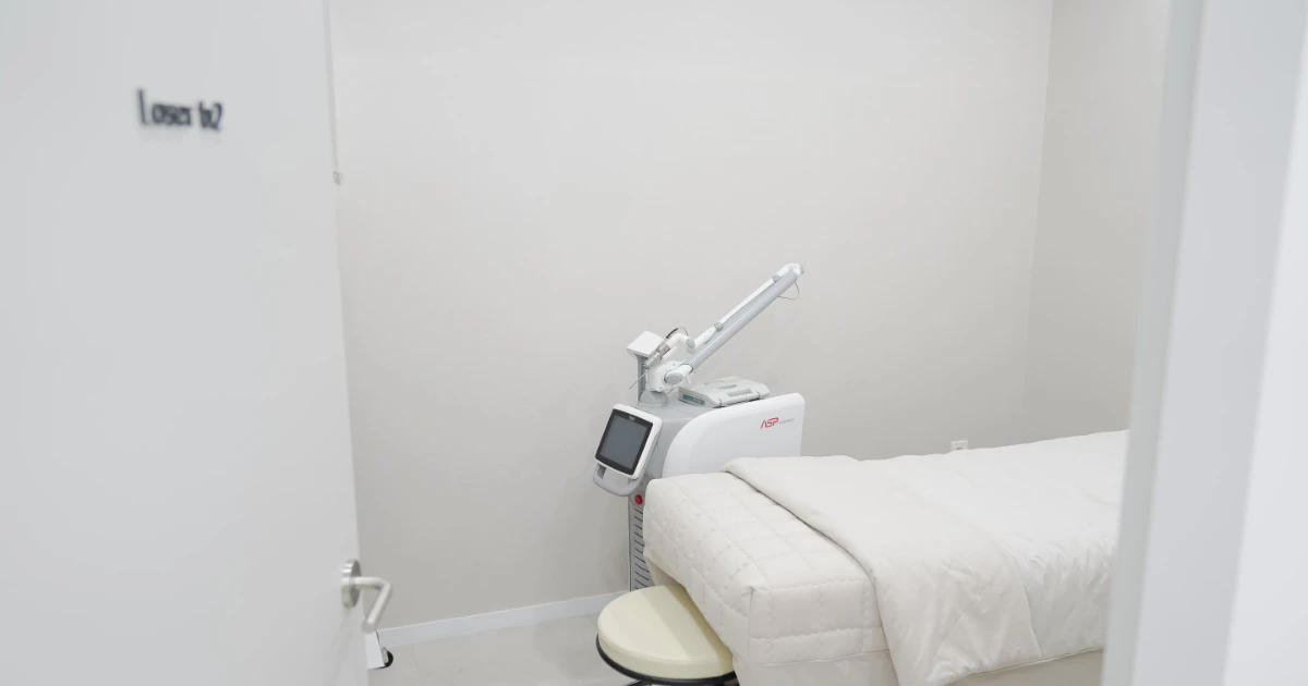 Private laser treatment room for darker skin tones at Dr. E-Laser Dermatology, Cheongdam, Seoul
